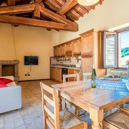 In Camerino With Outdoor Swimming Pool, Wifi And 2 Bedrooms Holiday home