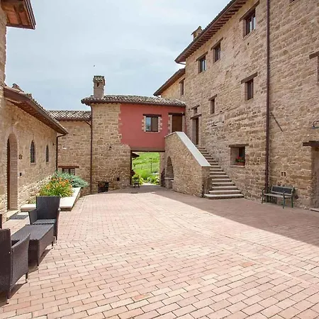 In Camerino With Outdoor Swimming Pool, Wifi And 2 Bedrooms Holiday home *