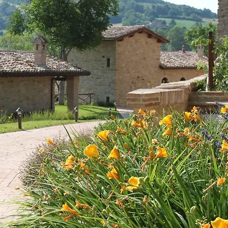 In Camerino With Outdoor Swimming Pool, Wifi And 2 Bedrooms Crispiero