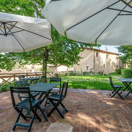 In Camerino With Outdoor Swimming Pool, Wifi And 2 Bedrooms Holiday home Crispiero