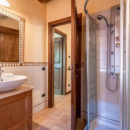 In Camerino With Outdoor Swimming Pool, Wifi And 2 Bedrooms